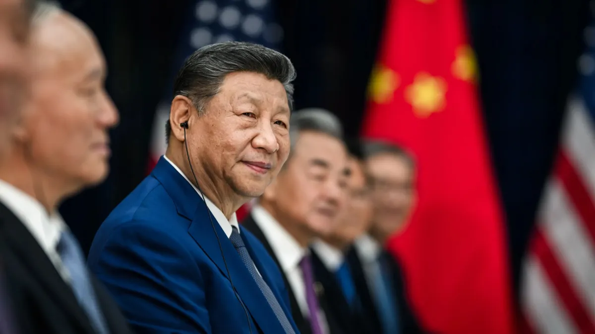 習近平聽取美方發言,面露微笑。(取自美國白宮官網)