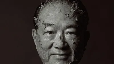 宋楚瑜拍泥巴照時,曾開玩笑對工作人員說:「要是在戒嚴時代,就把你們槍斃了;不過,我會特赦你們。」引發網友反彈,親民黨澄清沒說「戒嚴時代」四個字。(蘇仲泓攝)