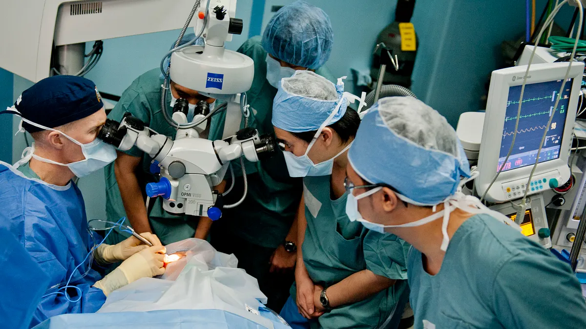 白內障手術(取自網路) 白內障手術(取自網路)