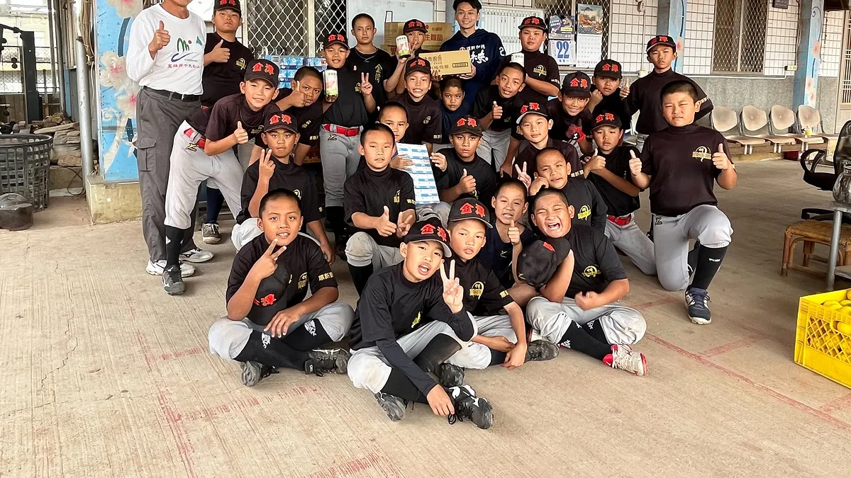 頂新和德文教基金會年前送暖,至金潭國小捐贈保久乳、雞蛋、肉鬆等物資。(圖/頂新和德文教基金會)