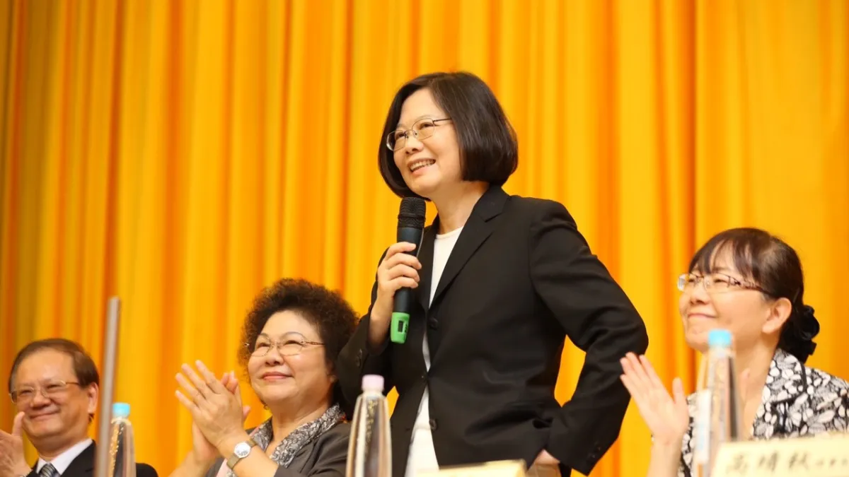 民進黨總統參選人蔡英文20日出席「護理人員公共事務與健康政策參與研習會」,表示要將醫療與長照社區化,分擔醫學中心或大型醫院的負擔。(民進黨提供)