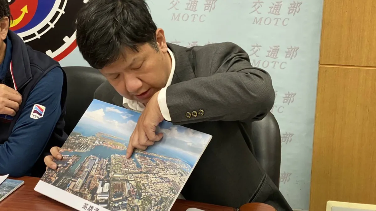 高雄分公司工程處廖哲樞處長於交通部現場說明貨櫃中心改建。(圖/港務公司提供)