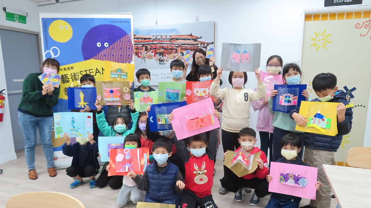 參與剪花歷險記特色課程的學童與家長均滿載而歸。(圖/新北市政府) 參與剪花歷險記特色課程的學童與家長均滿載而歸。(圖/新北市政府)