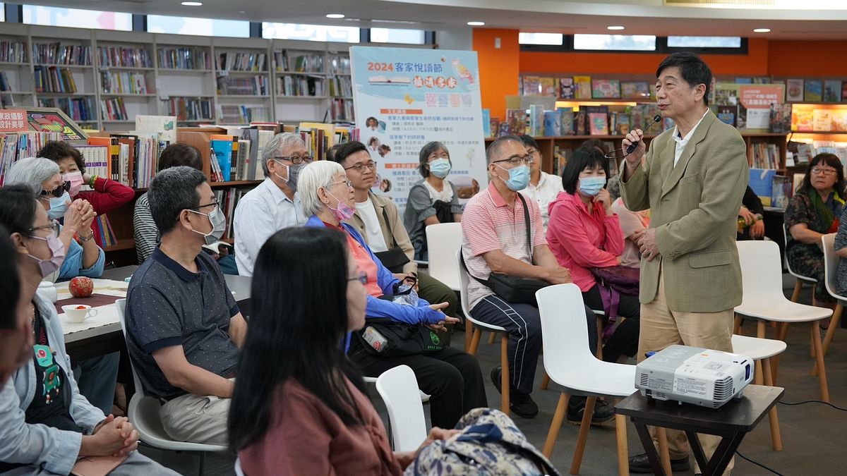 講者張明志醫師以「客家九香與客家生命的民俗觀-隨時放得下的功課」主題拉開序幕。(圖/高雄市客委會提供) 講者張明志醫師以「客家九香與客家生命的民俗觀-隨時放得下的功課」主題拉開序幕。(圖/高雄市客委會提供)