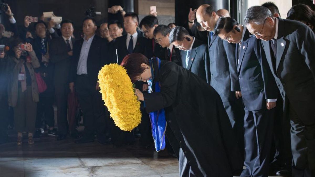 中國國民黨主席洪秀柱10月31日拜謁中山陵(中新網) 中國國民黨主席洪秀柱10月31日拜謁中山陵(中新網)