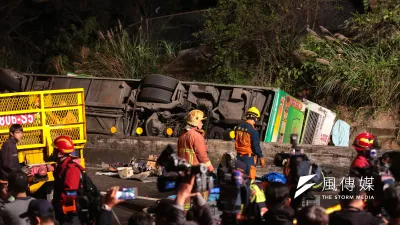 國道5號武陵賞櫻團遊覽車翻覆事故現場。(顏麟宇攝)