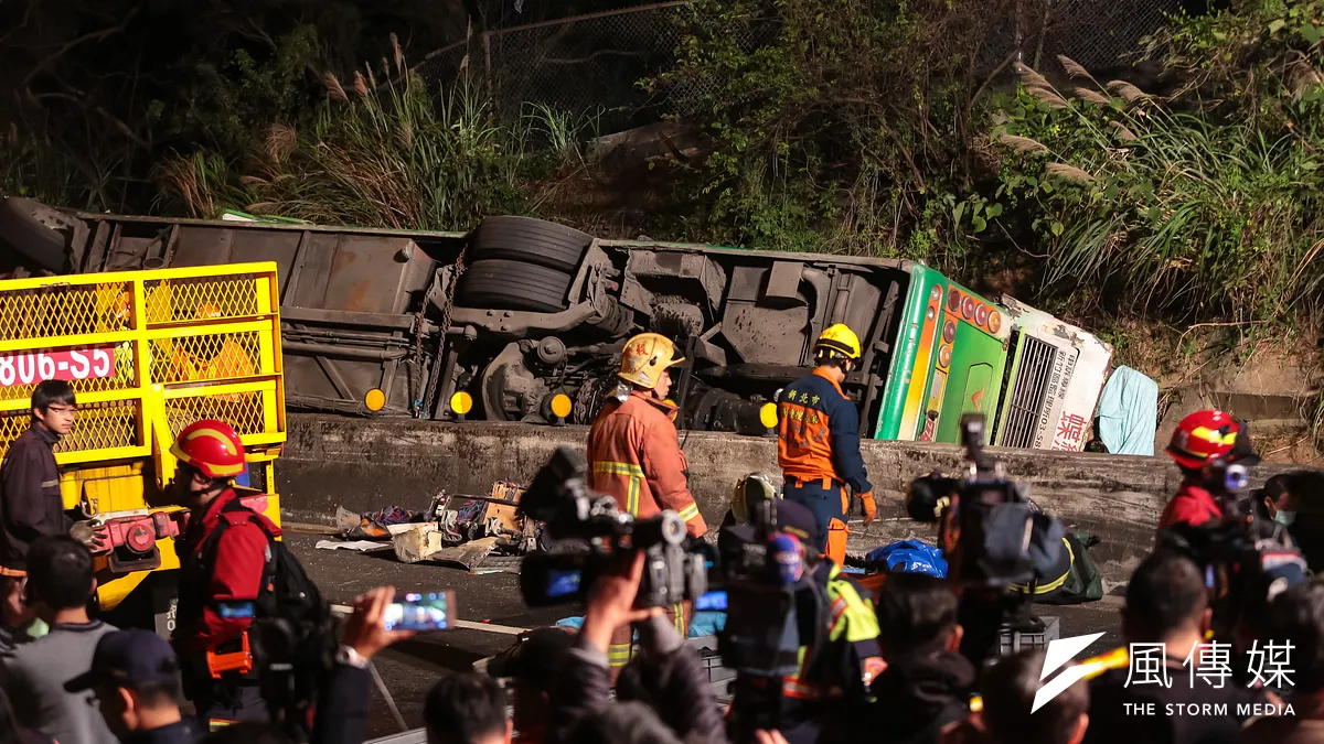 國道5號武陵賞櫻團遊覽車翻覆事故現場。(顏麟宇攝)