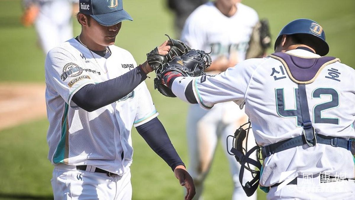 王維中(左)擔任韓職NC恐龍開幕戰先發,並順利拿下勝投。(圖取自王維中臉書) 王維中(左)擔任韓職NC恐龍開幕戰先發,並順利拿下勝投。(圖取自王維中臉書)