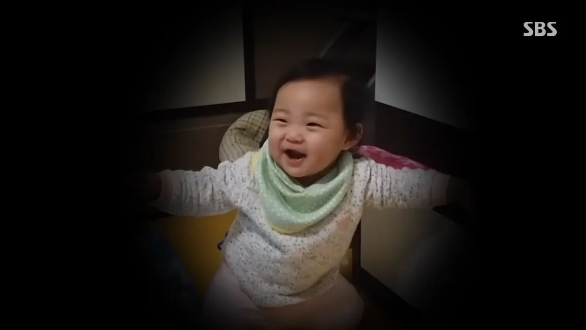 南韓僅16個月大的女童鄭仁(정인,音譯)去年10月遭到養父母凌虐致死。(取自SBS You Tube)