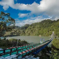 位於桃園復興區的「新溪口吊橋」是全台最長的懸索橋,在歷經一年封閉修繕與整備後,將於5月16日正式回歸,並同步推出限時優惠,5月16日至6月30日期間凡入園旅客皆可享免門票入場。(圖/取自桃園市政府觀光導覽網) 位於桃園復興區的「新溪口吊橋」是全台最長的懸索橋,在歷經一年封閉修繕與整備後,將於5月16日正式回歸,並同步推出限時優惠,5月16日至6月30日期間凡入園旅客皆可享免門票入場。(圖/取自桃園市政府觀光導覽網)