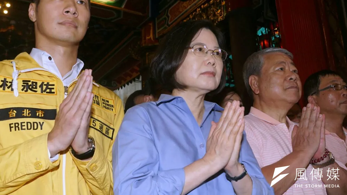 民進黨總統參選人蔡英文16日陪時代力量參選人林昶佐參拜天后宮。(蘇仲泓攝)