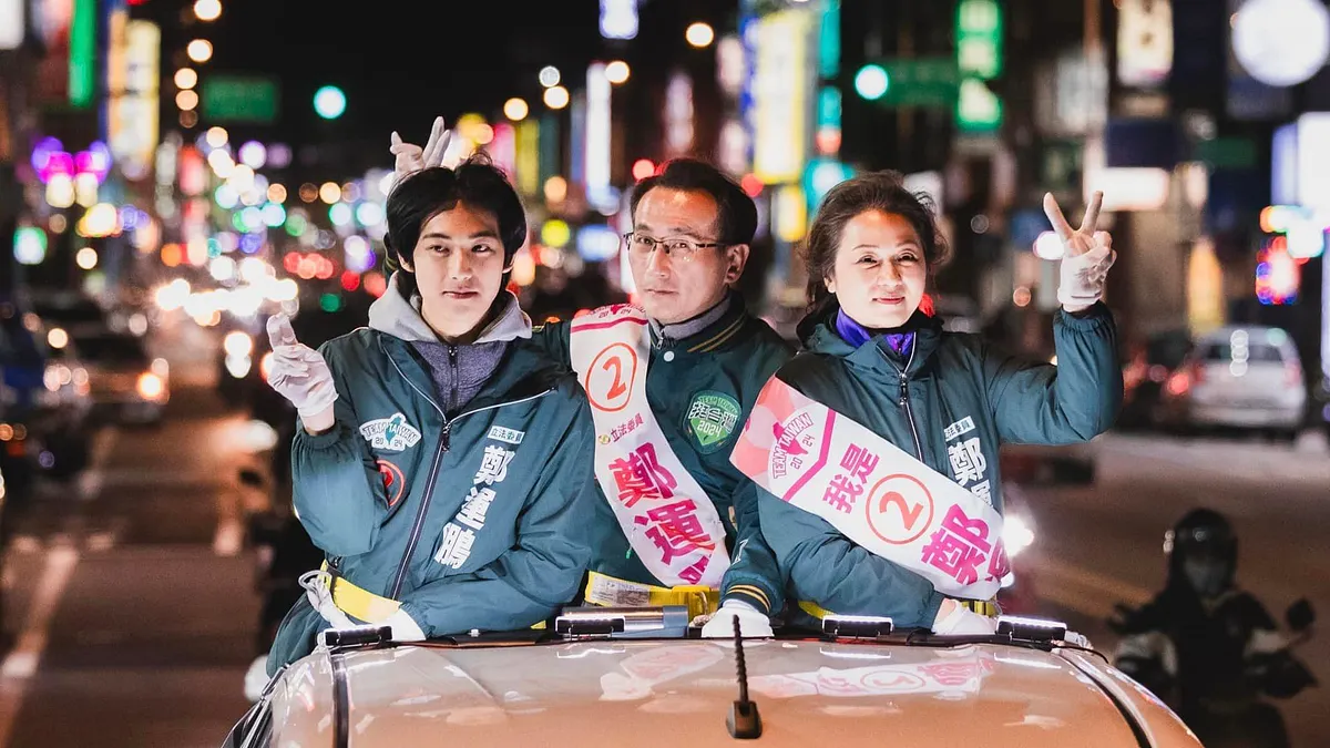 鄭運鵬12日偕妻兒車掃拜票,兒子「德德」(左)太帥被封「台版車銀優」。(圖/翻攝自FB/鄭運鵬)