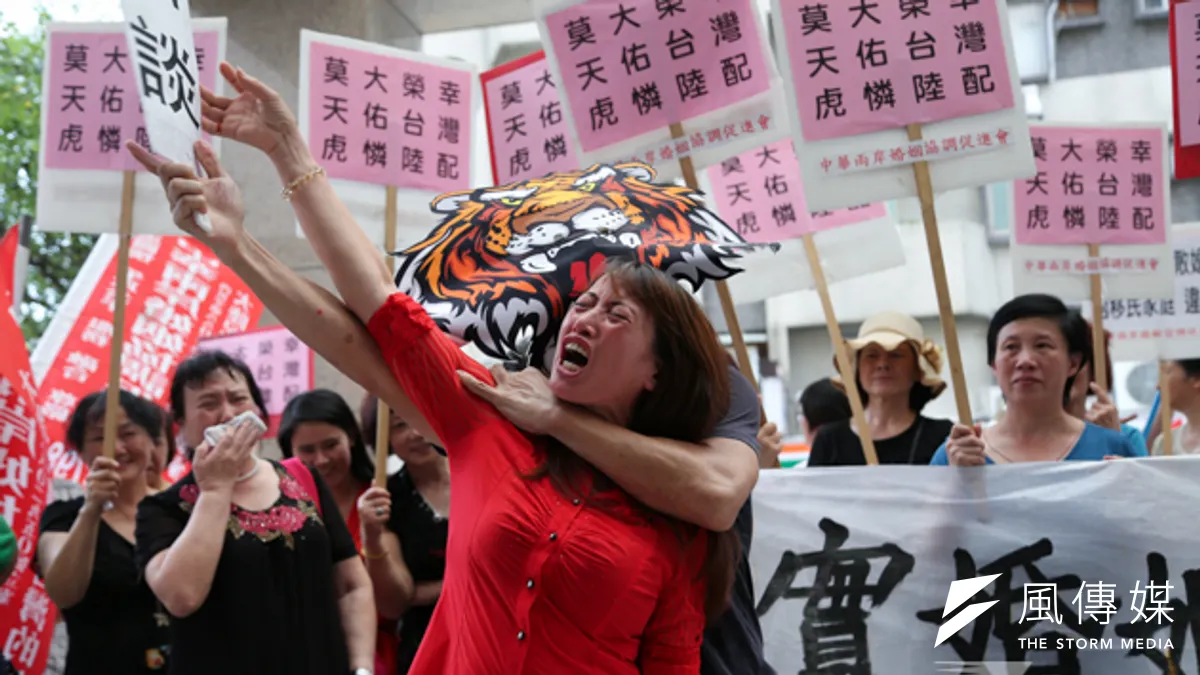 20多名陸配到移民署陳情,並演出行動劇,聲嘶力竭訴求重新調整陸配居留與定居再面談機制。(余志偉攝)