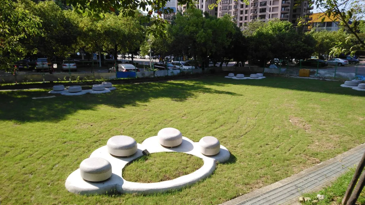 台中市文心森林公園設置不同類型的12感官遊戲設施,新增大片草地,讓毛小孩有充足空間盡情奔跑。(圖/台中市政府提供)