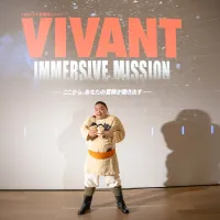 TBS日曜劇場『VIVANT』の世界を再現した体験型イベントのメディア向け内覧会が開催され、劇中キャラクターのドラムがサプライズで登場し、イベントの開幕を盛り上げた。(写真/VIVANT IMMERSIVE MISSION PR事務局提供) TBS日曜劇場『VIVANT』の世界を再現した体験型イベントのメディア向け内覧会が開催され、劇中キャラクターのドラムがサプライズで登場し、イベントの開幕を盛り上げた。(写真/VIVANT IMMERSIVE MISSION PR事務局提供)
