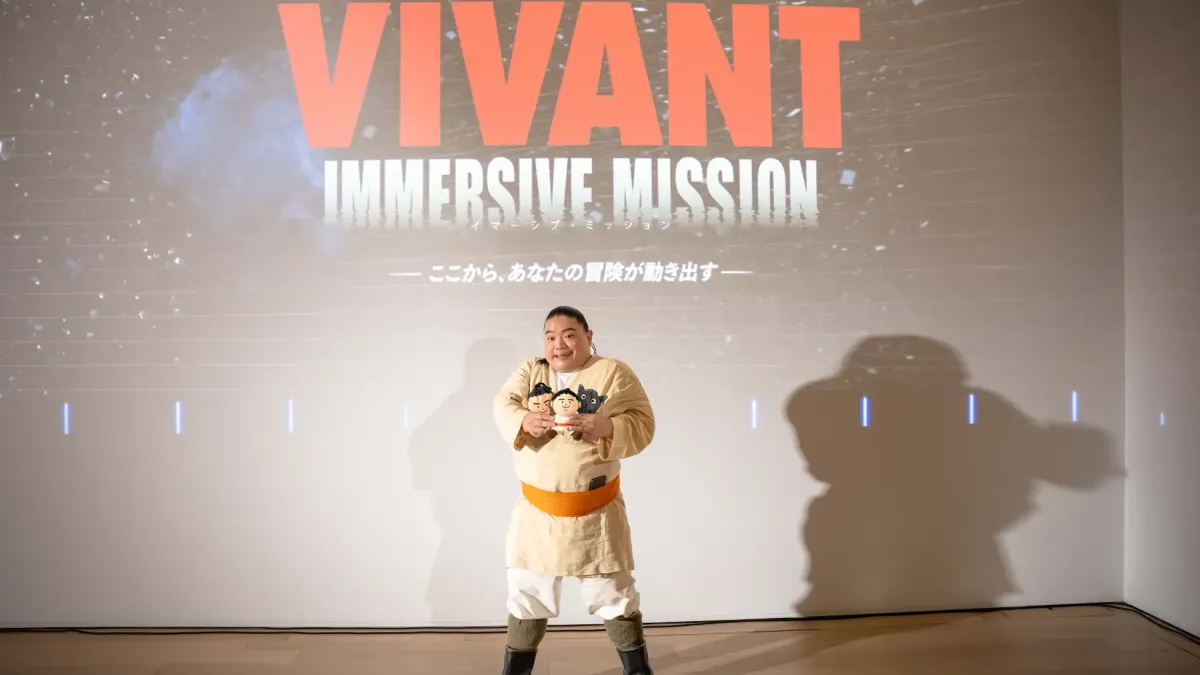 TBS日曜劇場『VIVANT』の世界を再現した体験型イベントのメディア向け内覧会が開催され、劇中キャラクターのドラムがサプライズで登場し、イベントの開幕を盛り上げた。(写真/VIVANT IMMERSIVE MISSION PR事務局提供)