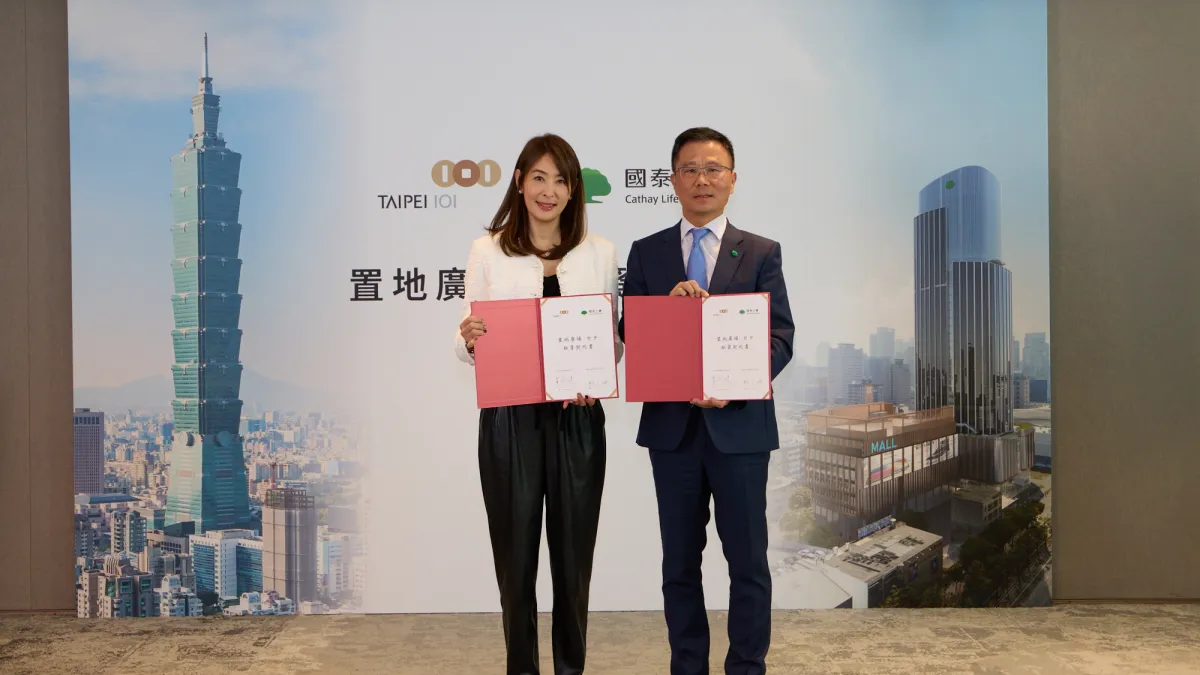 台北101董事長賈永婕(左)與國泰人壽總經理劉上旗(右)今日簽署商場合作契約,攜手進軍台中,打造全新城市地標「置地廣場 台中」。(台北101提供)