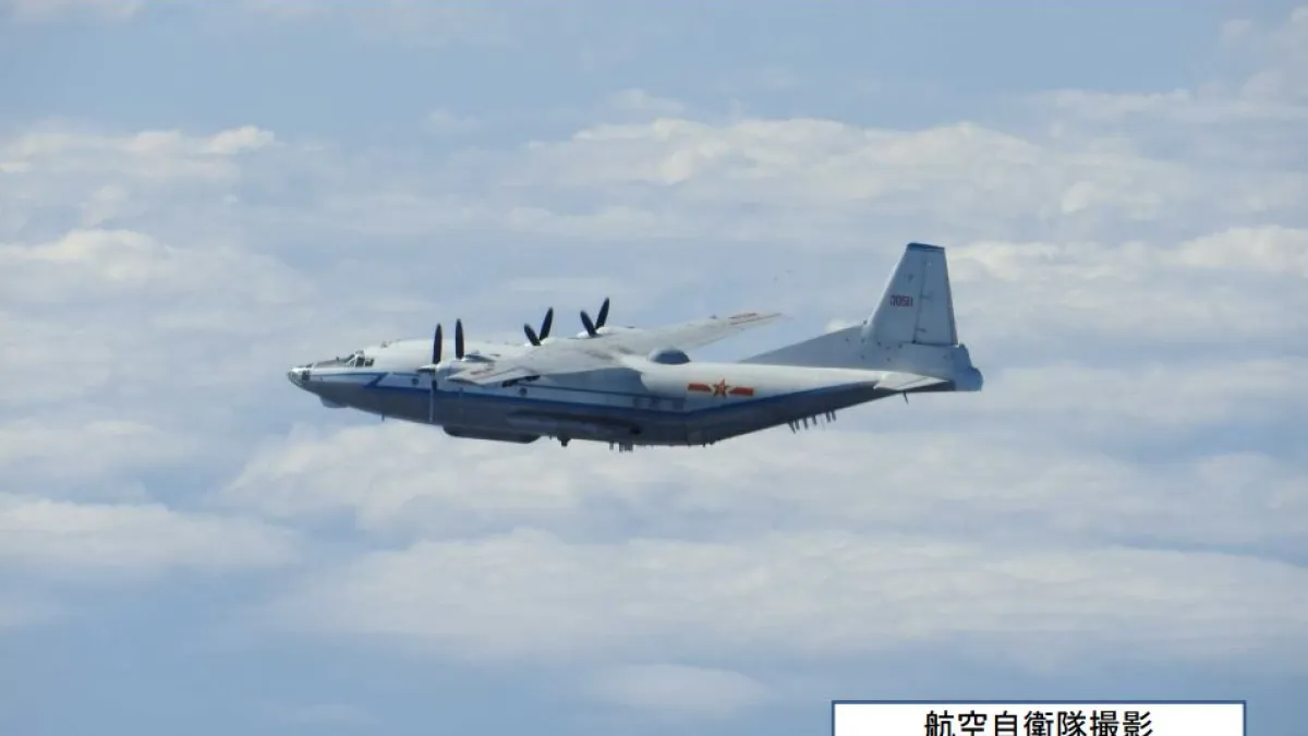 日本防衛省拍攝到中共軍機進入宮古海域的影像,運8電偵機。(取自日本防衛省統合幕僚監部網站)