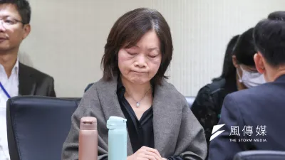 勞動部長何佩珊列席立法院備詢,為勞動部公務員輕生之事黯然落淚。(顏麟宇攝)