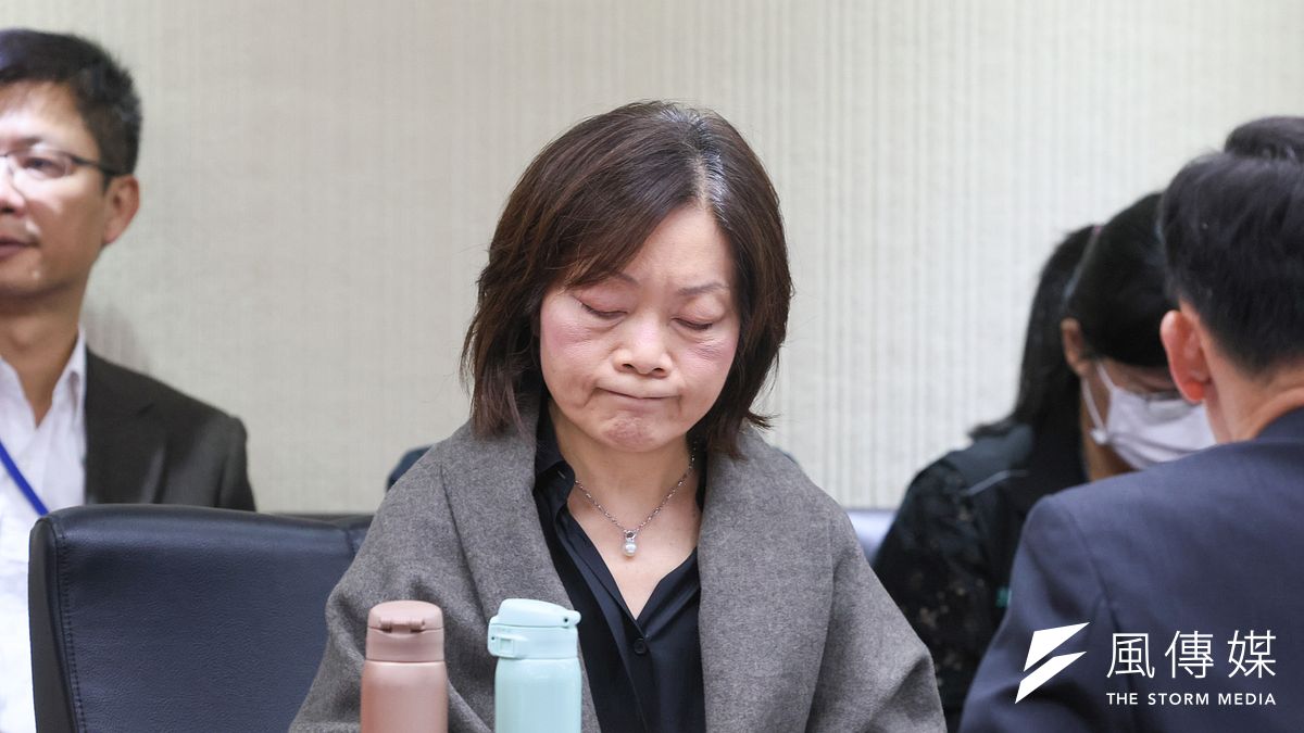 勞動部長何佩珊列席立法院備詢,為勞動部公務員輕生之事黯然落淚。(顏麟宇攝) 勞動部長何佩珊列席立法院備詢,為勞動部公務員輕生之事黯然落淚。(顏麟宇攝)