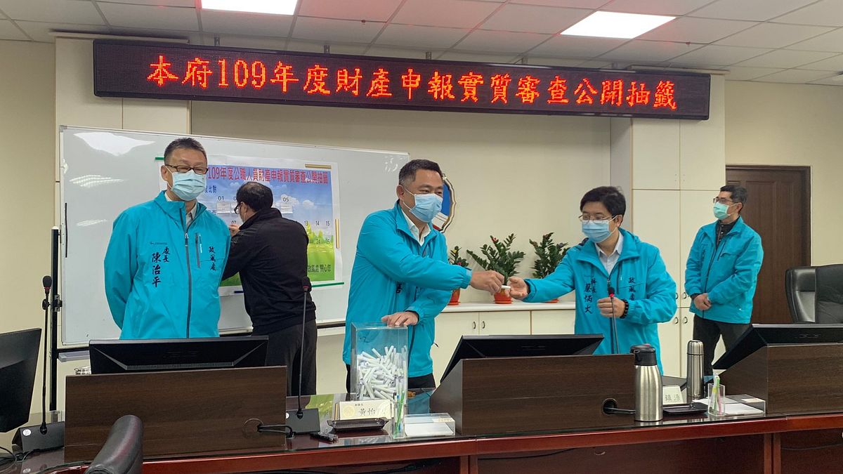 金門縣長楊鎮浯109年財產申報實質審查公開抽籤。(圖/楊經緯攝) 金門縣長楊鎮浯109年財產申報實質審查公開抽籤。(圖/楊經緯攝)