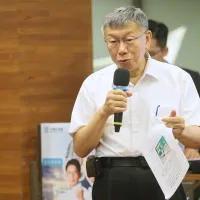 柯文哲17日表示,民進黨每天想著怎麼把他弄死,國民黨也有人是「能黑就黑」。(資料照,柯承惠攝) 柯文哲17日表示,民進黨每天想著怎麼把他弄死,國民黨也有人是「能黑就黑」。(資料照,柯承惠攝)