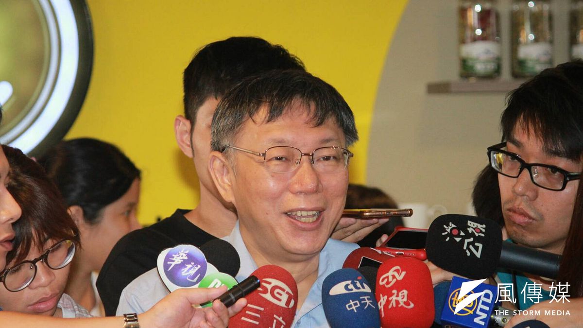 網路媒體《美麗島電子報》今(2)日公布最新國政民調,台北市長柯文哲的信任度從7月的48.9%回升到55.3%,不信任度則從30.3%降至24.3%,遙遙領先其他朝野政治領袖。(方炳超攝) 網路媒體《美麗島電子報》今(2)日公布最新國政民調,台北市長柯文哲的信任度從7月的48.9%回升到55.3%,不信任度則從30.3%降至24.3%,遙遙領先其他朝野政治領袖。(方炳超攝)