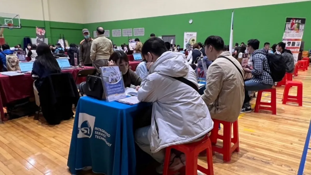 勞動力發展署桃竹苗分署2月份陸續在桃園、中壢、新竹、苗栗等地區辦理5場徵才活動,共邀請150家廠商釋出6,000個優質職缺。(圖/勞動力發展署桃竹苗分署提供)