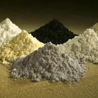 中国がレアアース輸出管理を強化。これを受け米国株が下落し、米中の「レアアース戦」本格化の様相。写真はレアアース酸化物。黒から時計回りに、プロメチウム、セリウム、ランタン、ネオジム、サマリウム、ガドリニウム。(写真/AP) 中国がレアアース輸出管理を強化。これを受け米国株が下落し、米中の「レアアース戦」本格化の様相。写真はレアアース酸化物。黒から時計回りに、プロメチウム、セリウム、ランタン、ネオジム、サマリウム、ガドリニウム。(写真/AP)