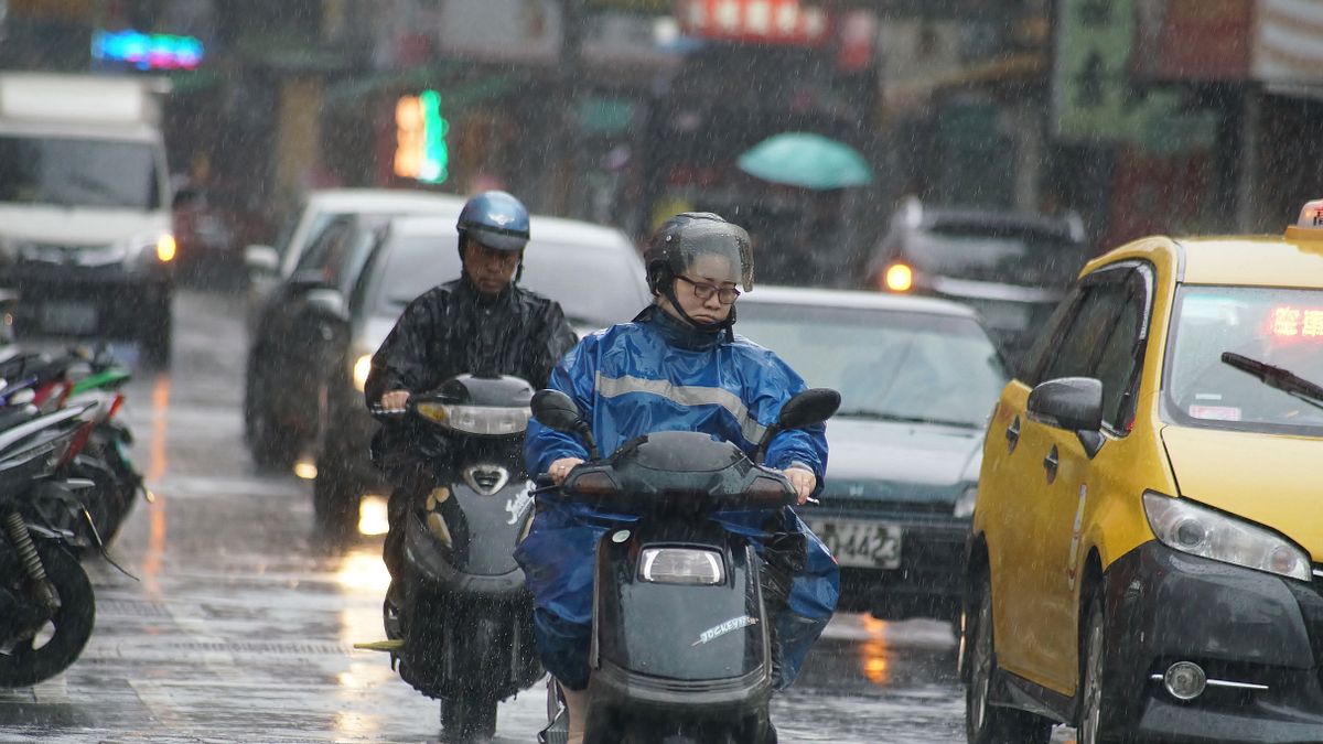 氣象專家吳德榮今(12)日表示,輕颱馬勒卡增強為中颱,另一輕颱梅姬將併入馬勒卡。(盧逸峰攝) 氣象專家吳德榮今(12)日表示,輕颱馬勒卡增強為中颱,另一輕颱梅姬將併入馬勒卡。(盧逸峰攝)