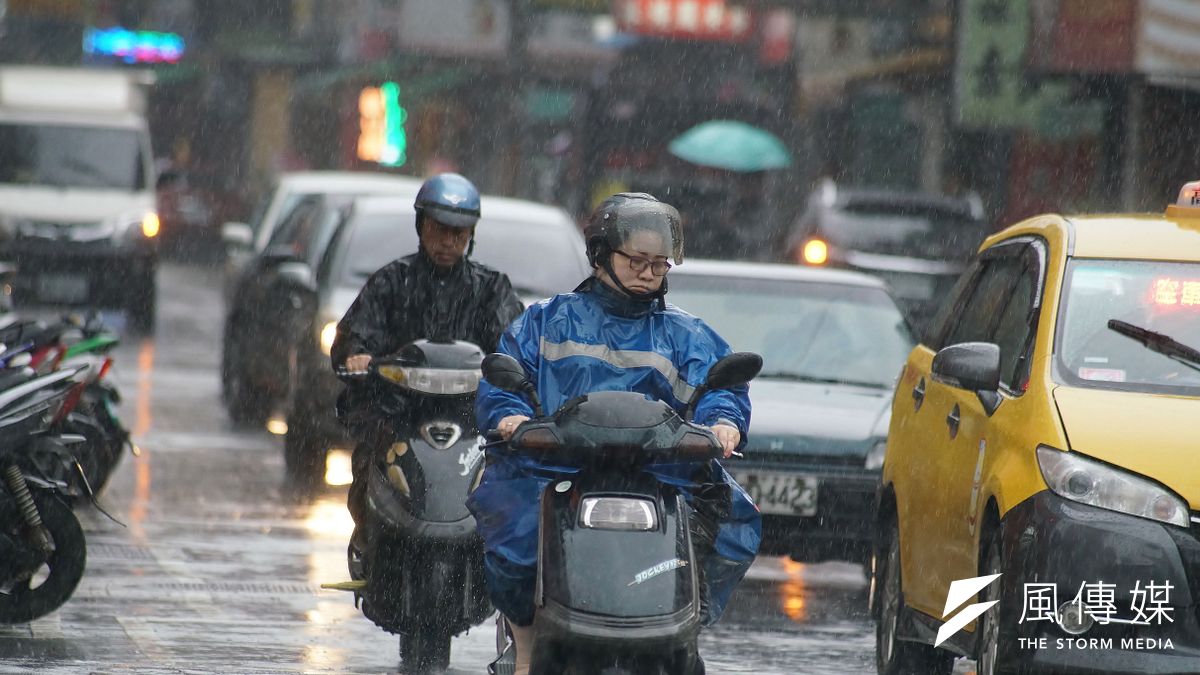 氣象專家吳德榮今(12)日表示,輕颱馬勒卡增強為中颱,另一輕颱梅姬將併入馬勒卡。(盧逸峰攝) 氣象專家吳德榮今(12)日表示,輕颱馬勒卡增強為中颱,另一輕颱梅姬將併入馬勒卡。(盧逸峰攝)