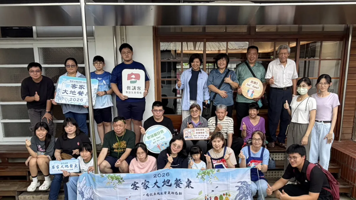 親子家庭齊聚黃埔客站,體驗「2026客家大地餐桌-脆綠野蓮總動員」食農活動。(圖/高市客委會提供)