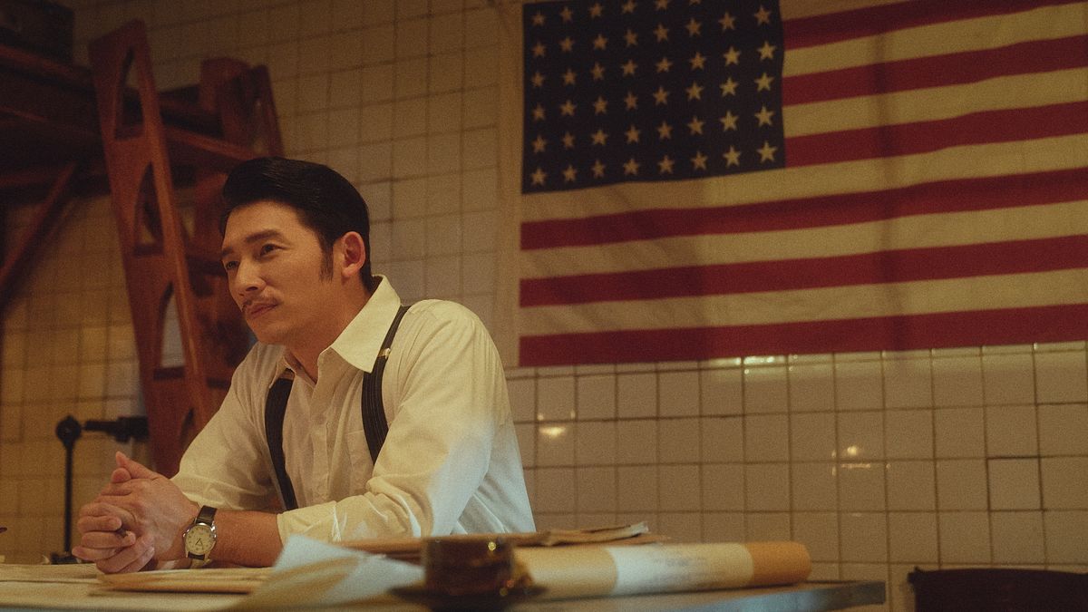 溫昇豪(見圖)在公視時代《茶金》劇中飾演美國懷特公司工程部特別助理「KK」。茶金製作人指出,KK正是連結整個大局勢的關鍵角色。(公視提供) 溫昇豪(見圖)在公視時代《茶金》劇中飾演美國懷特公司工程部特別助理「KK」。茶金製作人指出,KK正是連結整個大局勢的關鍵角色。(公視提供)