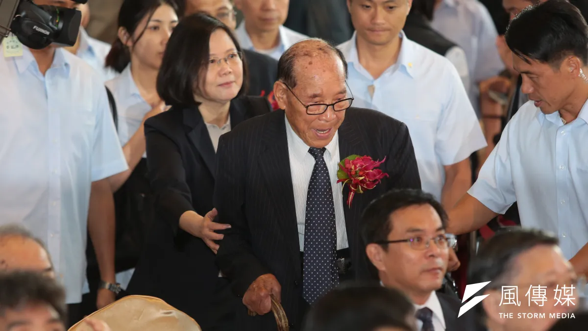 總統蔡英文出席「民視20週年系列活動」,並陪同民視榮譽董事長田再庭一同入場。(顏麟宇攝)