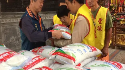 嘉惠地方弱勢 西港慶安宮發送400斤白米做愛心