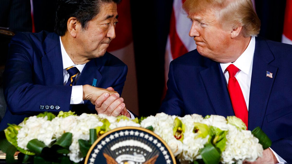 日本首相安倍晉三與美國總統川普私交甚篤,會面不只談國事,更會一起打高爾夫球。(資料照,美聯社) 日本首相安倍晉三與美國總統川普私交甚篤,會面不只談國事,更會一起打高爾夫球。(資料照,美聯社)