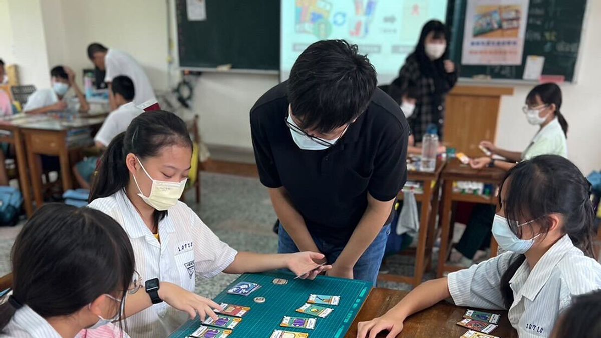 青年職涯中心YS諮詢師帶領同學透過桌遊進行生涯探索。(圖/勞動力發展署北分署 提供) 青年職涯中心YS諮詢師帶領同學透過桌遊進行生涯探索。(圖/勞動力發展署北分署 提供)