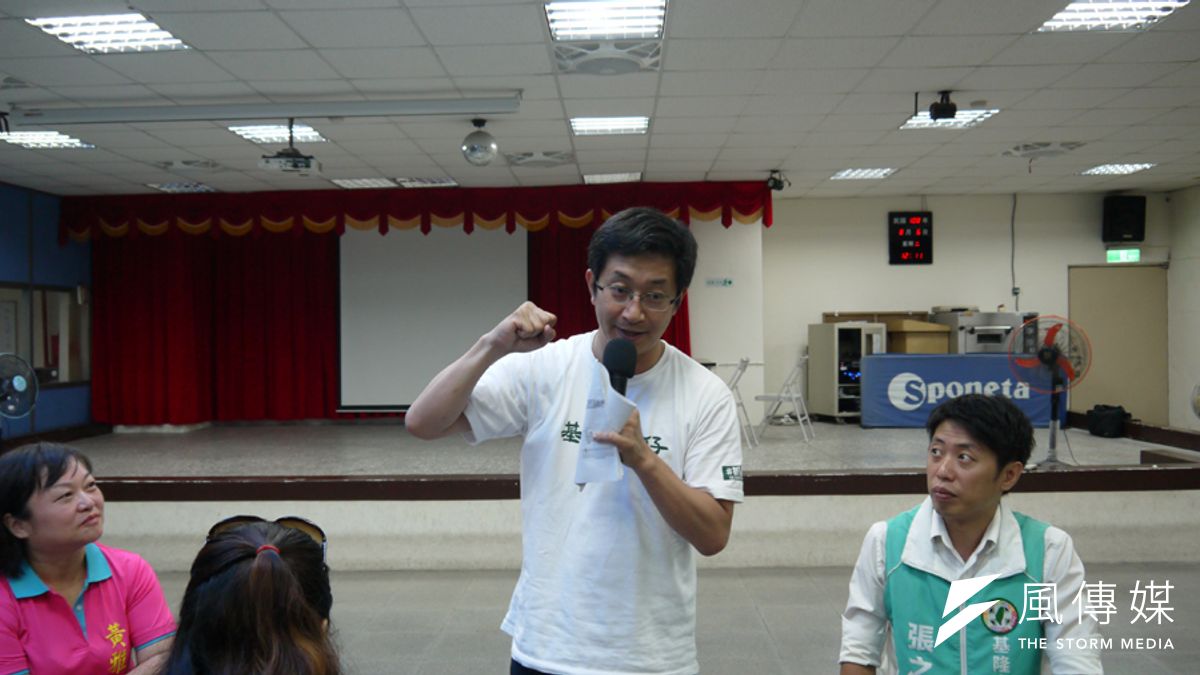 立委蔡適應當場向民眾說明,工程施工進度。(圖/記者張毅攝) 立委蔡適應當場向民眾說明,工程施工進度。(圖/記者張毅攝)