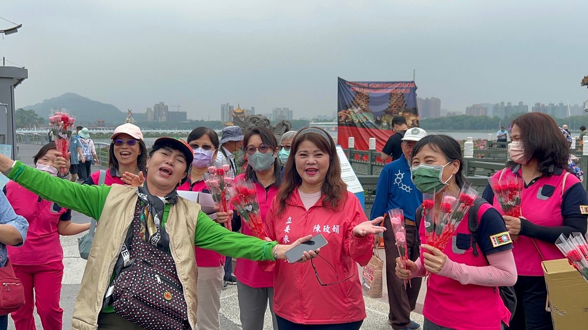 高雄市議員陳玫娟與左營救國團,舉辦長達33年的贈花活動。(圖/陳玫娟服務處提供) 高雄市議員陳玫娟與左營救國團,舉辦長達33年的贈花活動。(圖/陳玫娟服務處提供)