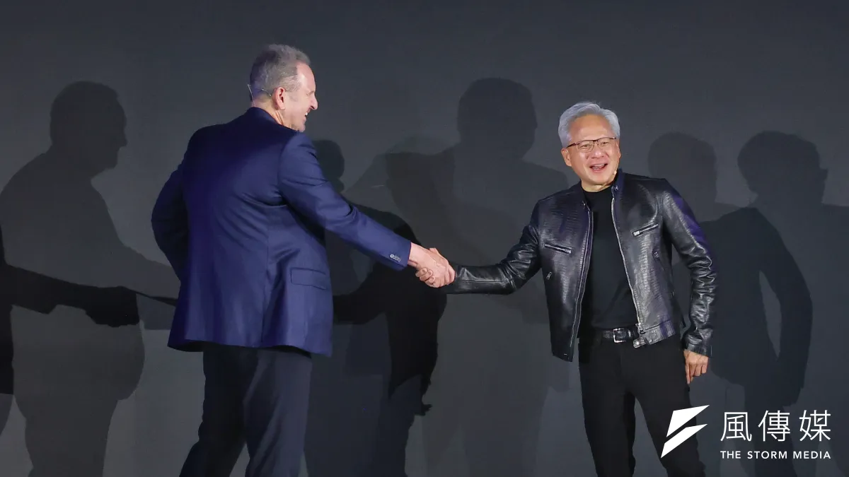 Arm CEO Rene Haas(左)主題演講邀請輝達(NVIDIA)執行長黃仁勳(右)同台。(資料照,顏麟宇攝)