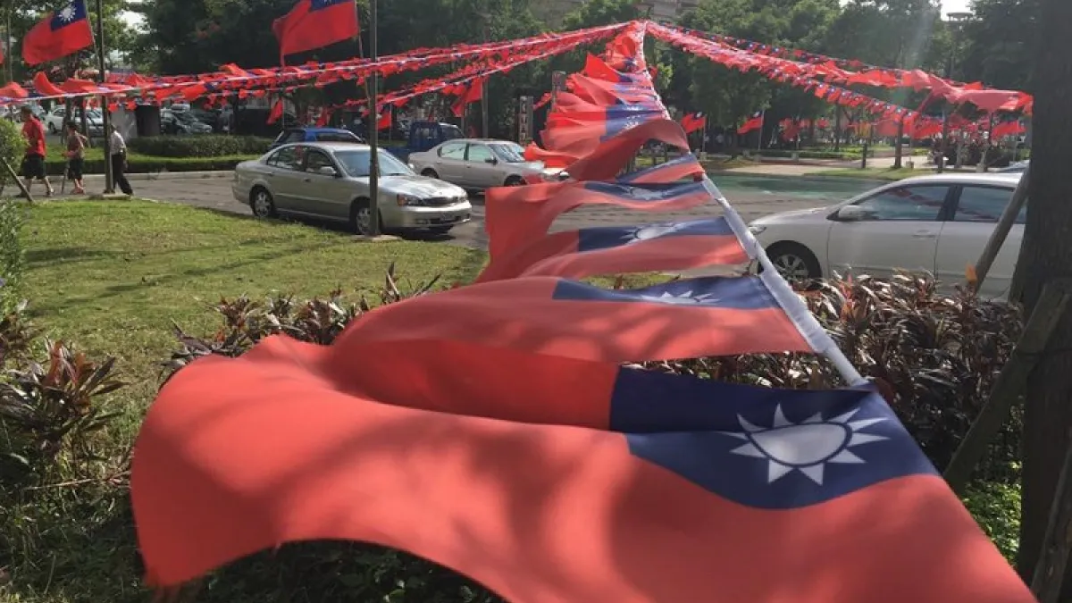 桃園國旗達人張老旺自費舉辦國慶升旗典禮二十年如一日,為了雙十國慶在桃園雲南文化公園架旗。(來源:相平/張老旺國旗屋臉書專頁)