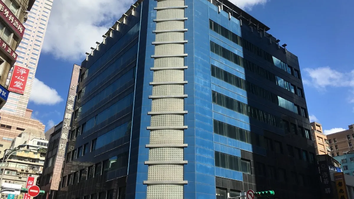 作者認為政府想盡辦法向企業使出外部力量的同時,也應設法幫助企業發展現代人力資源管理系統、厚植自主加薪能力,才能事半功倍有效解低薪問題。(圖/松麟企業大樓)