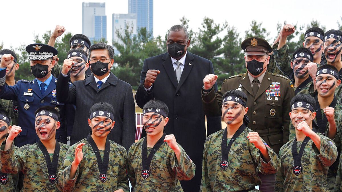 2021年12月2日,美國國防部長奧斯丁與南韓國防部長官徐旭與韓軍士兵合影。(美聯社) 2021年12月2日,美國國防部長奧斯丁與南韓國防部長官徐旭與韓軍士兵合影。(美聯社)