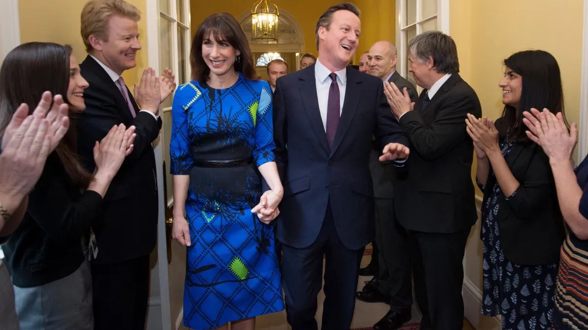 英國首相卡麥隆(中右)偕同夫人莎曼珊(中左)8日接受支持者歡呼。(美聯社)