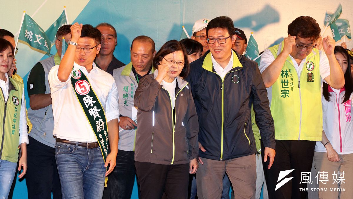 民進黨主席蔡英文20日晚間到北投出席黨籍台北市長參選人姚文智的士林、北投區後援會成立晚會。(蘇仲泓攝) 民進黨主席蔡英文20日晚間到北投出席黨籍台北市長參選人姚文智的士林、北投區後援會成立晚會。(蘇仲泓攝)