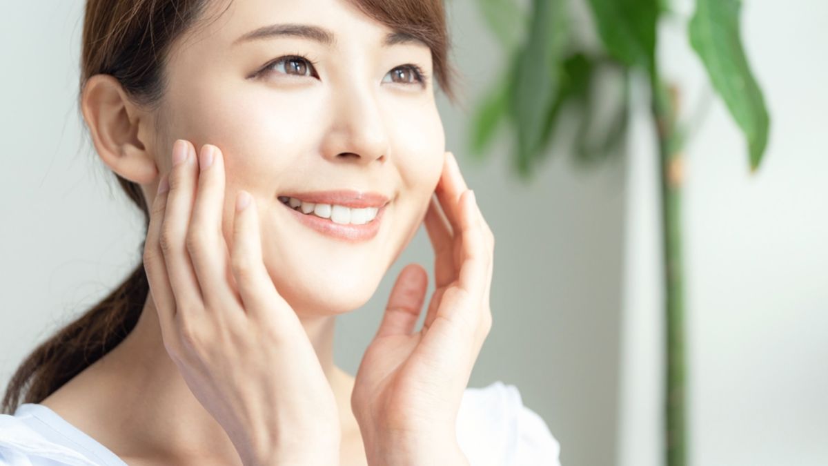 以內視鏡輔助前額拉皮手術,僅需在髮際線內做3~5個約1公分的小切口,利用內視鏡將皮膚與骨頭分離,將額頭皮膚和頭皮往上拉提,以骨釘或五爪釘固定在頭骨上。(圖:群英整形外科診所提供) 以內視鏡輔助前額拉皮手術,僅需在髮際線內做3~5個約1公分的小切口,利用內視鏡將皮膚與骨頭分離,將額頭皮膚和頭皮往上拉提,以骨釘或五爪釘固定在頭骨上。(圖:群英整形外科診所提供)