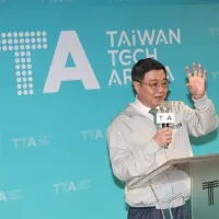 行政院長卓榮泰(圖)20日下午到台灣科技新創基地參訪,致詞時表示,行政院將持續大力支持科技產業。(中央社) 行政院長卓榮泰(圖)20日下午到台灣科技新創基地參訪,致詞時表示,行政院將持續大力支持科技產業。(中央社)