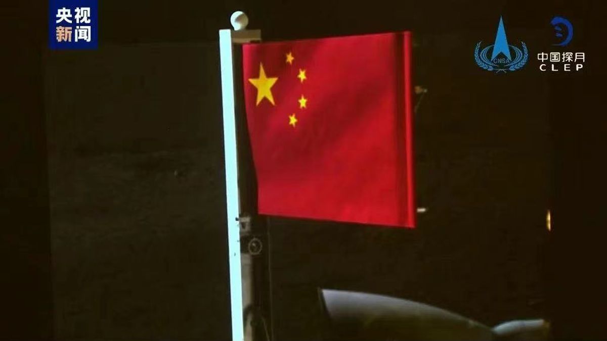 嫦娥6號攜帶的五星紅旗在月球背面成功展開,這是中國首次在月球背面獨立動態展示國旗。(取自央視新聞) 嫦娥6號攜帶的五星紅旗在月球背面成功展開,這是中國首次在月球背面獨立動態展示國旗。(取自央視新聞)