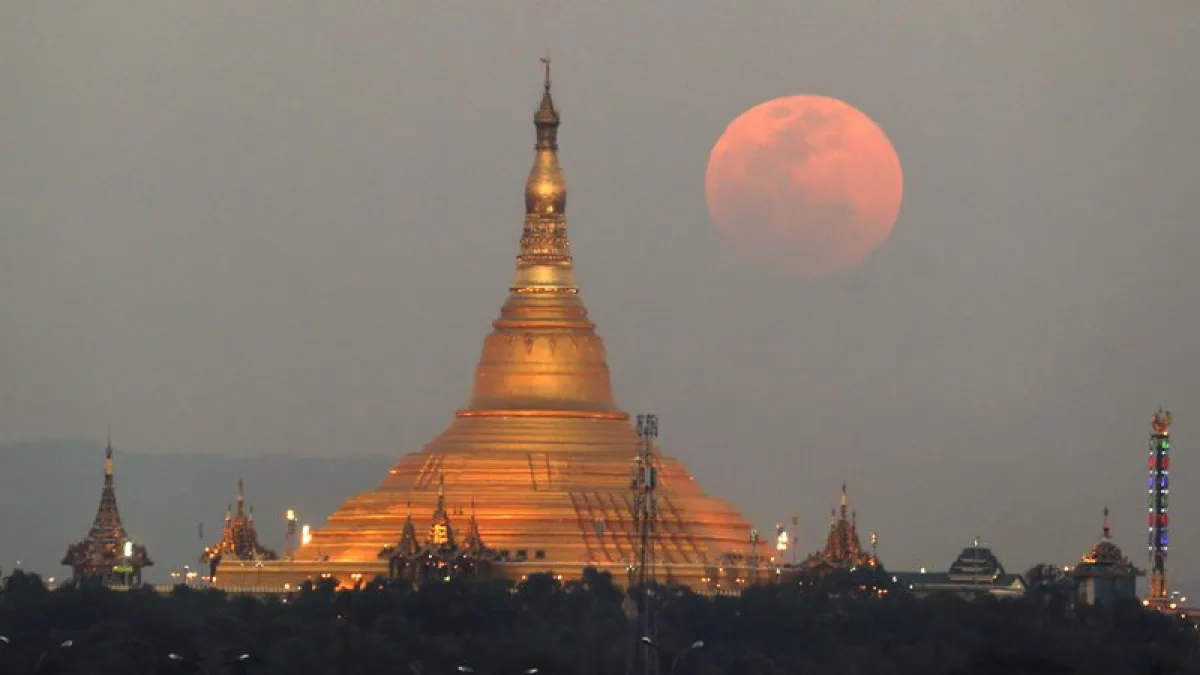 在緬甸旅行,人不是正在佛塔,就是在去拜佛的路上。圖為緬甸首都奈比多( Naypyidaw)的烏帕塔桑蒂佛塔( Uppatasanti Pagoda )。(AP)