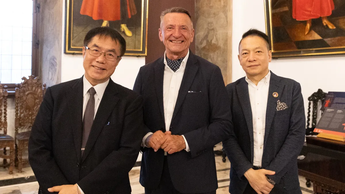 Taiwan-Poland Business Association (台灣波蘭商業協會) Chairman Dr. Chao Chung-chieh (趙忠傑) (right), Tainan Mayor Huang Wei-che (left), and Pomeranian Deputy Governor Leszek Bonna (center) pose for a photo. (Photo / Taiwan-Poland Business Association)